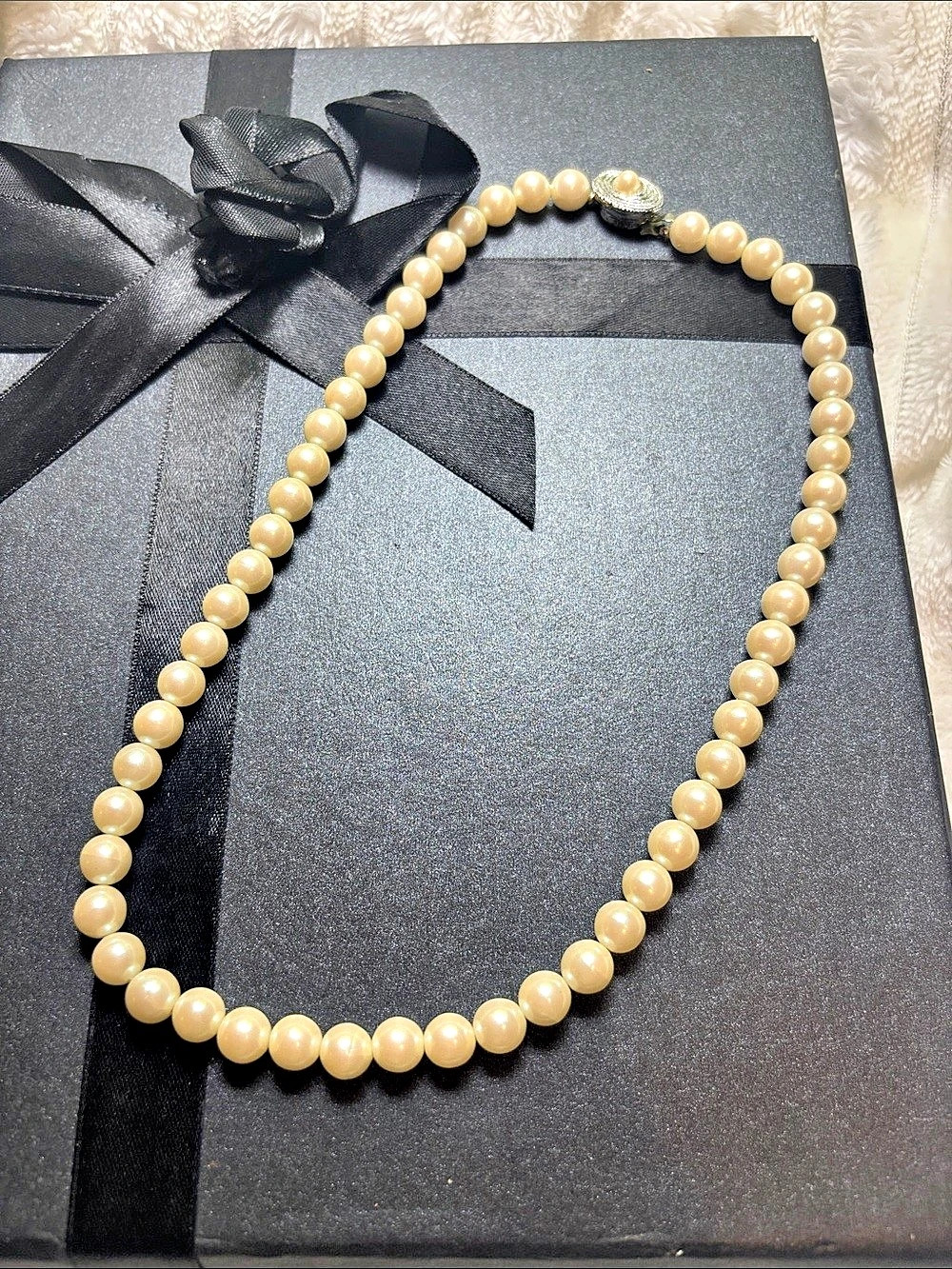 Cultured Pearl Necklace in Cream 18” Like New